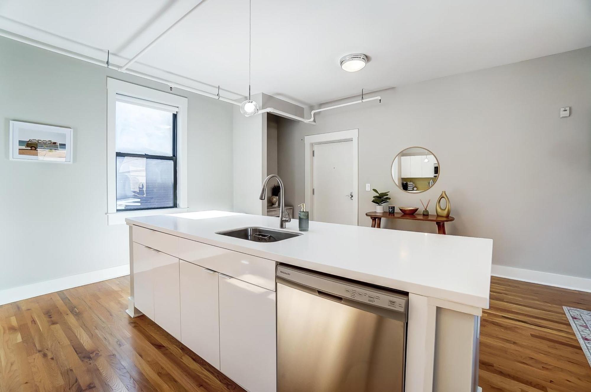 Sunny Downtown Apartment, Walk To Washington Park! Cincinnati Exteriör bild