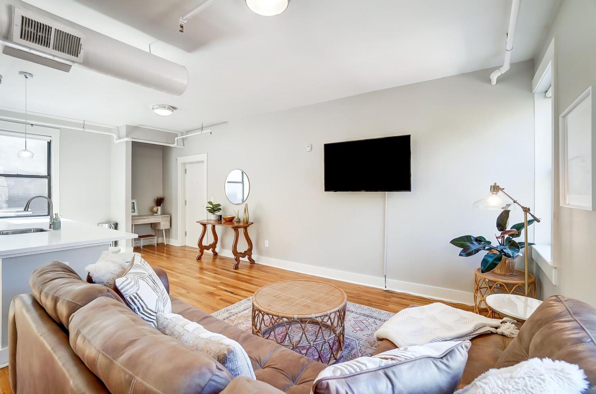 Sunny Downtown Apartment, Walk To Washington Park! Cincinnati Exteriör bild